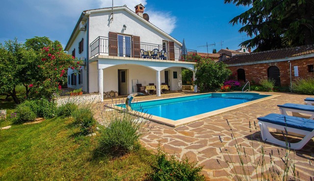 Comfortable holiday house with sea view and beautiful large yard
