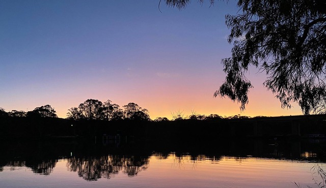 Comfortable holiday home directly across the road from the Murray
