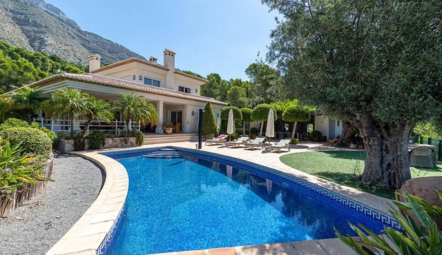 Comfortable holiday home with private pool in Altea, on the Costa Blanca, Spain for 8 persons