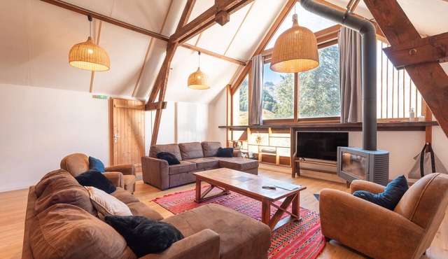 Comfortable Holiday Home for 14 Guests with Wi-Fi, Stunning Mountain Views