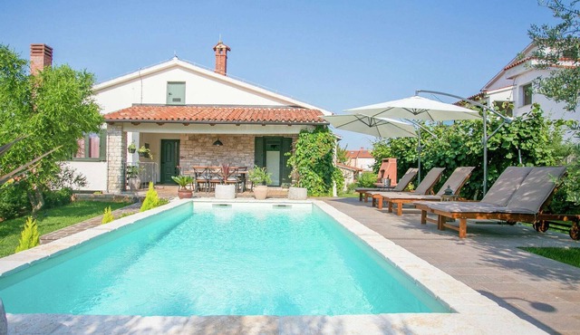 Comfortable holiday home with large garden and pool