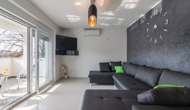 Comfortable holiday house with apartments/Amazing spacious apartment with patio and grill/A1