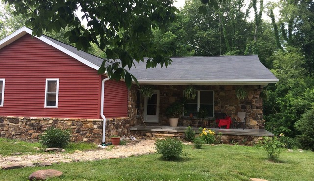 Comfortable home 2 1/2 mi. to downtown Bloomington, minutes to campus