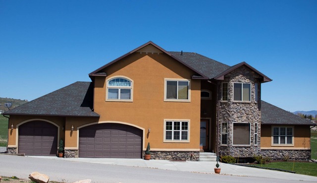 Comfortable home, firepit, deck space - near the Lake and Shakes