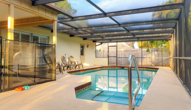 Comfortable home, heated salt-cell pool with child-safety, 10 min from the beach