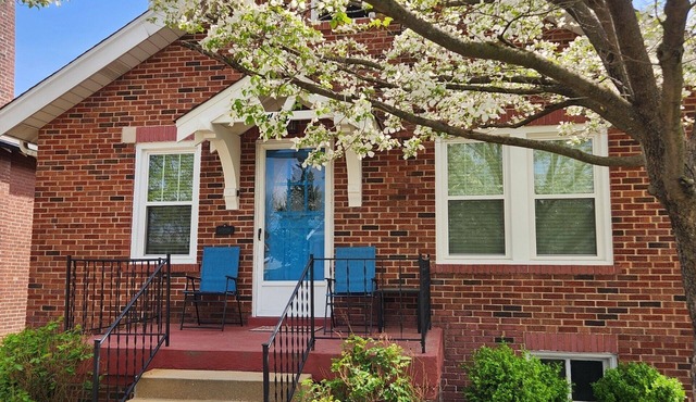 Comfortable home in lovely Lindenwood Park neighborhood with all the amenities.