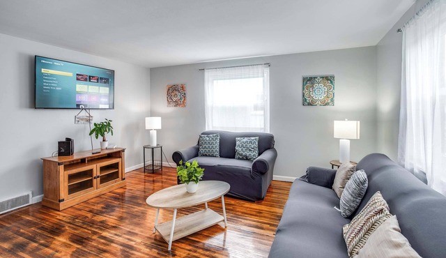 Comfortable Home In the Suburb close to Dwtn and Airpo