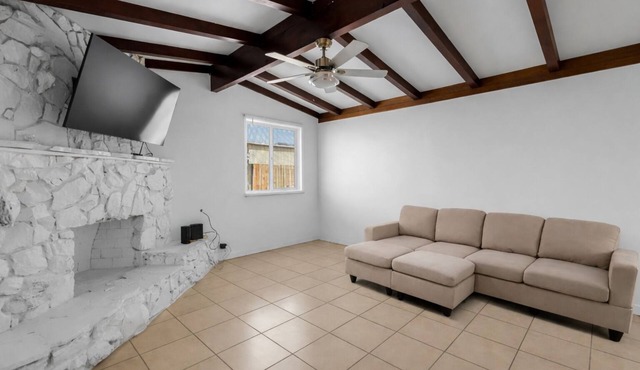 Comfortable home in Quartz Hill/West Lancaster.