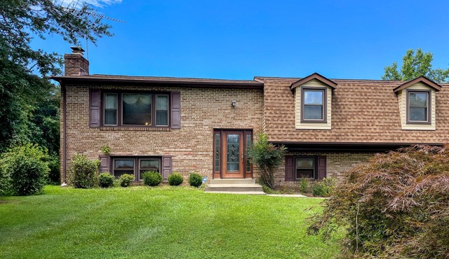 Comfortable home outside of DC with private pool, balcony, washer/dryer, & AC