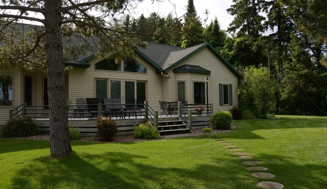 Comfortable home with amazing porch located on Big Sand Lake & Pine Cone Lodge