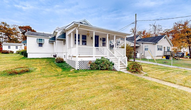 Comfortable home with a work desk, washer/dryer, streaming, & internet