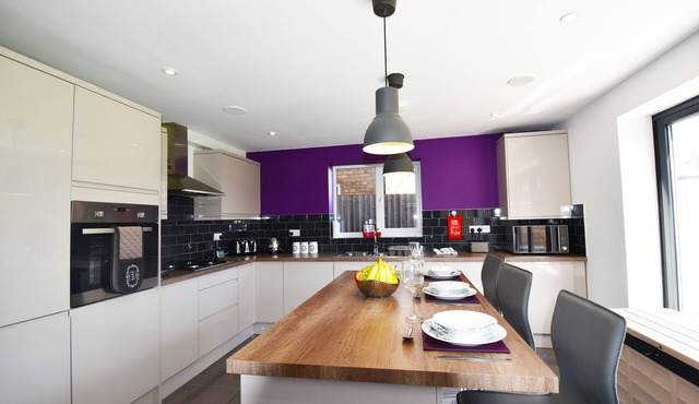 Comfortable home with mod cons in a peaceful area giving you a homely feel.