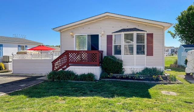 Comfortable home with tennis court, jetted tub, pool, W/D, patio, & full kitchen