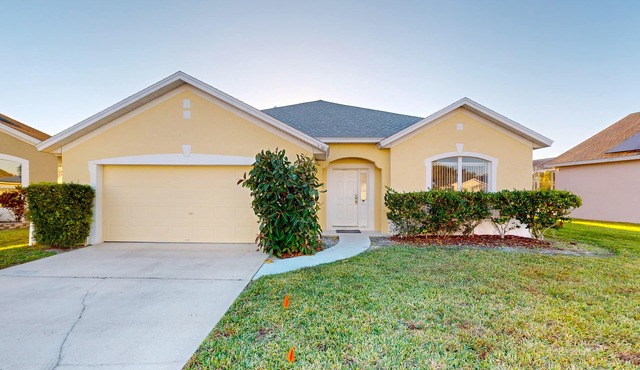 Comfortable home with solarium, pool & access to lake & Disney World
