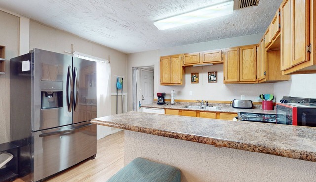 Comfortable home with spacious living room, kitchen & dining area