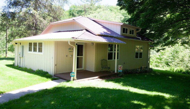 COMFORTABLE, HOMEY, FULLY RENOVATED MOUNTAIN COUNTRY COTTAGE