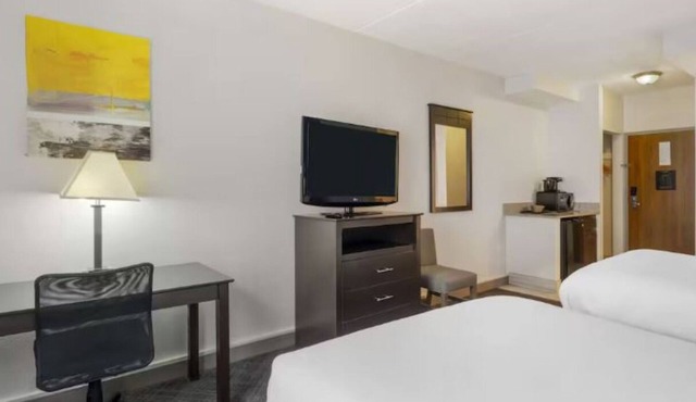 Comfortable Hotel Suites with Fitness Amenities Near Vernon Hills - 2 Units