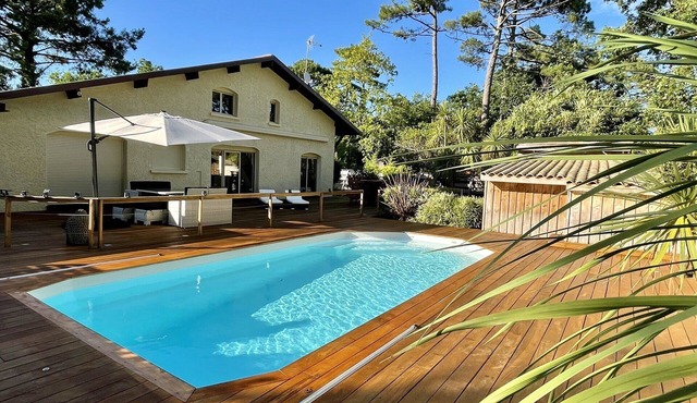 Comfortable house with heated pool + huge terrace a few steps from the bay beach
