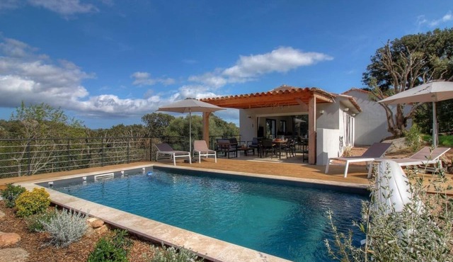 Comfortable house in a quiet area swimming pool between Porto-Vecchio, Bonifacio