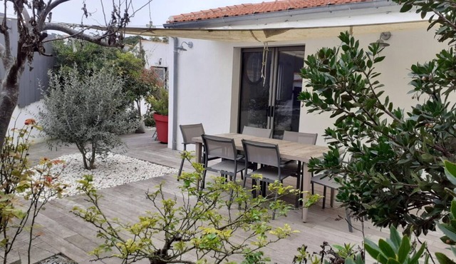 Comfortable house in L'Épine near beaches with free wifi