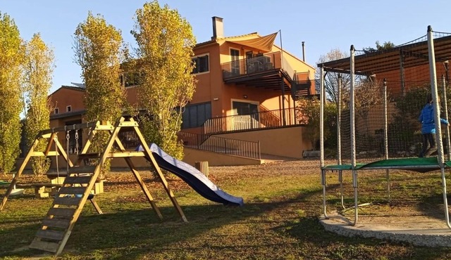 Comfortable house near Banyoles. Spacious space with barbecue and private pool.
