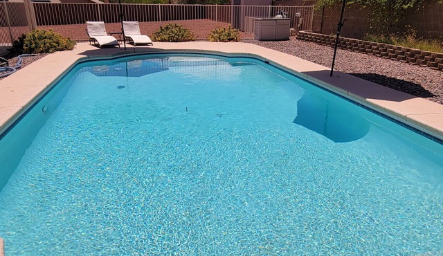 Comfortable house w/a beautiful heated pool and covered patio in southern Tuscon