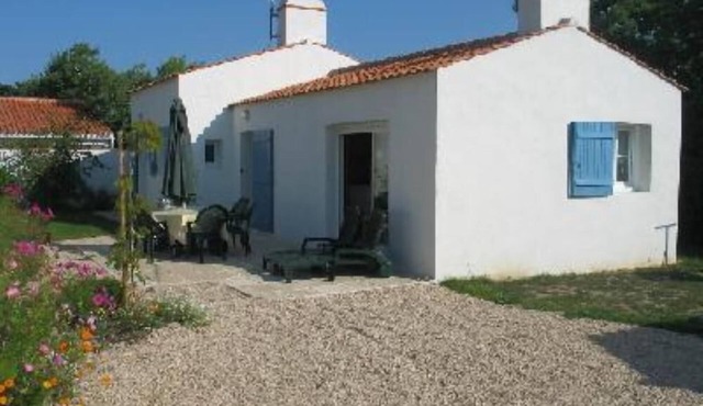 Comfortable house with nice garden between sea and forest, all on foot!