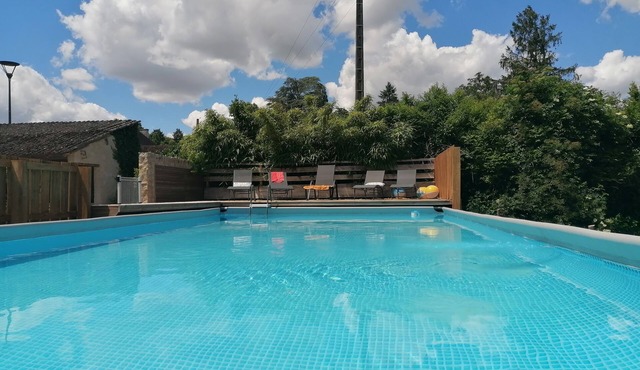 Comfortable house with swimming pool and wooded grounds near the river