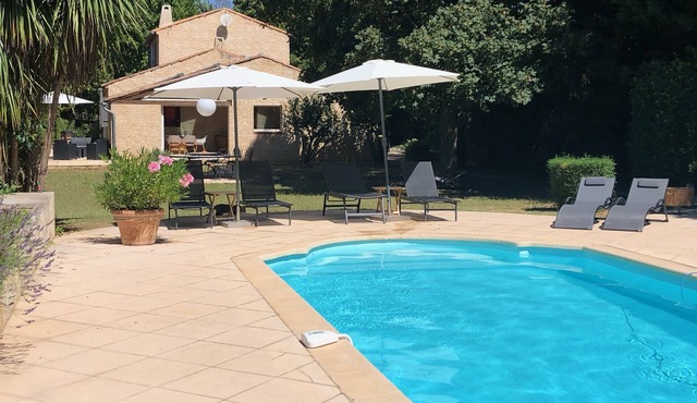 Comfortable house with swimming pool and private tennis court in the heart of the green provence