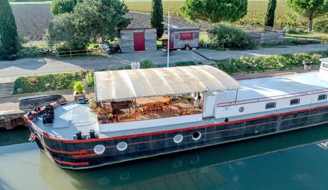 Comfortable Houseboat in Great Location -Aircon, Small Pool & Wi-fi Included