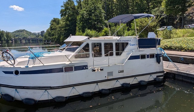 Comfortable Houseboat Stay in the Scenic Lot Valley, Luzech