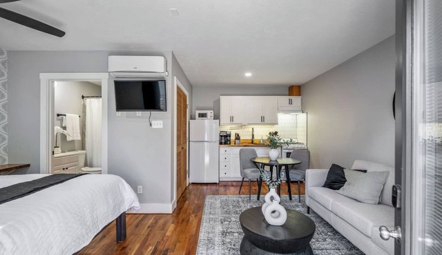 Comfortable Houston hideaway near Downtown and attractions with fast WiFi, parking