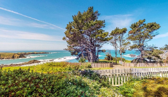 Comfortable & Inviting Cottage w/an Enclosed Yard, and WiFi