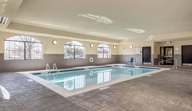 Comfortable King Suite Near Edward Jones! Complimentary Breakfast