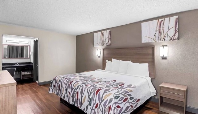 Comfortable King Accommodation Minutes to Airport & Museum District