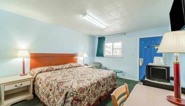 Comfortable King-Bed Room Near Comanche National Grasslands