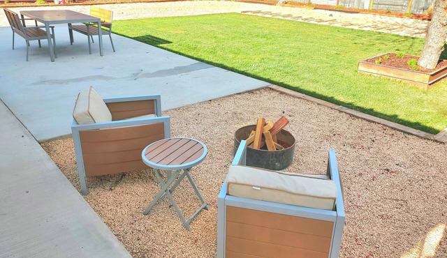 Comfortable, Laid-back Cottage. Private Yard. Near Zion. 2 Bedroom, Full Kitchen