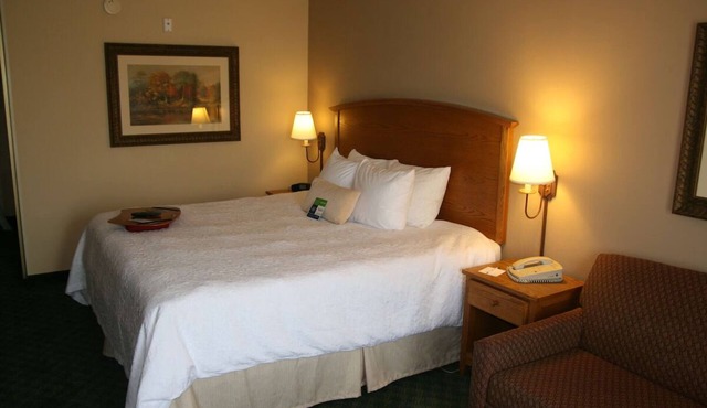 Comfortable Lake Stay with Free Breakfast, Parking & Access to Outdoor Fun