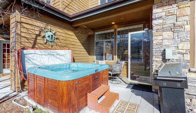 Comfortable Lakefront Townhome with Private Hot Tub, Views - Close to Ski Areas