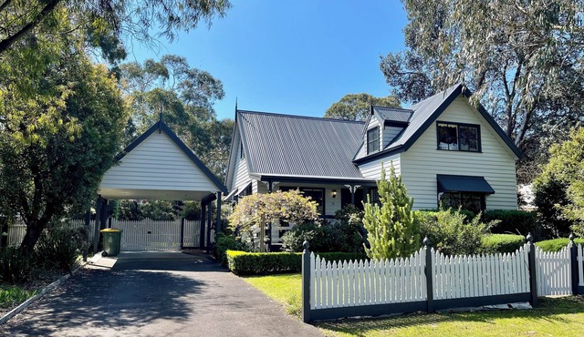 Comfortable large family home, pet friendly, short stroll to beach