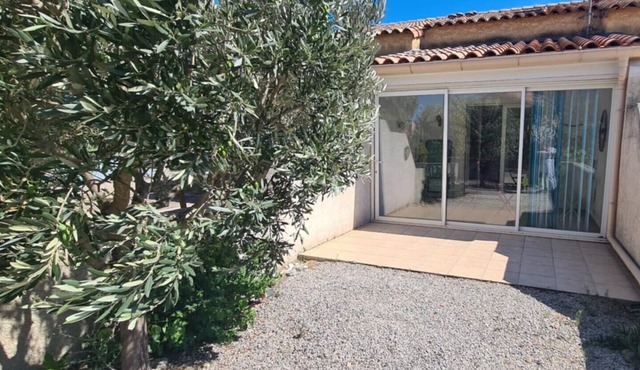 Comfortable lodge by the lake. Close to shops and beach!