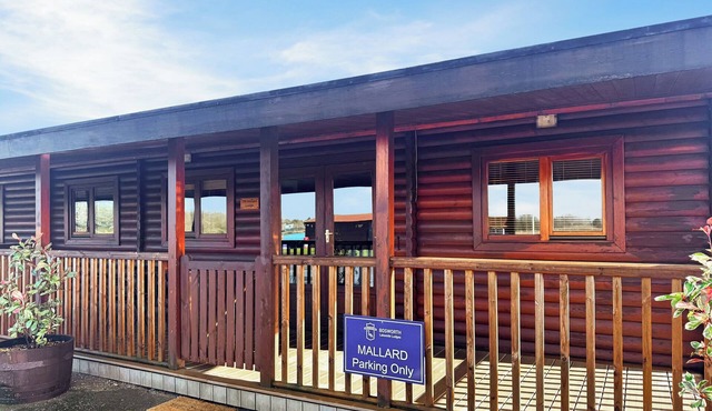 Comfortable lodge that sleeps four people, ideal for families.