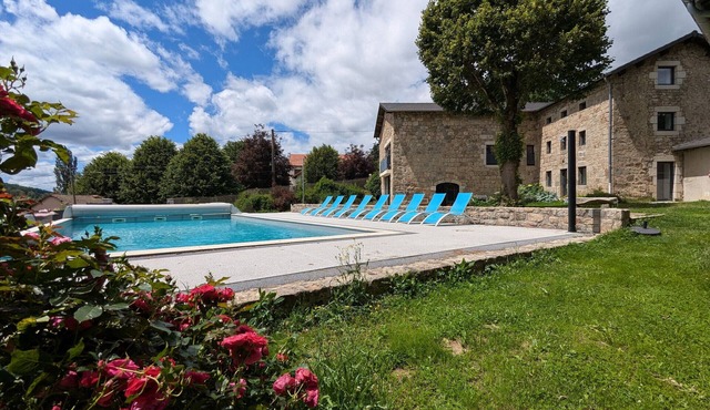 Comfortable lodge with heated pool, for 23 people, perfect for families and friends