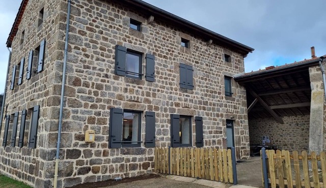 Comfortable lodging for 10/14 people, pets allowed