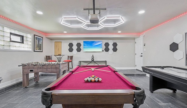 Comfortable Luxurious 4BR Home w/Game Room + Master Suite