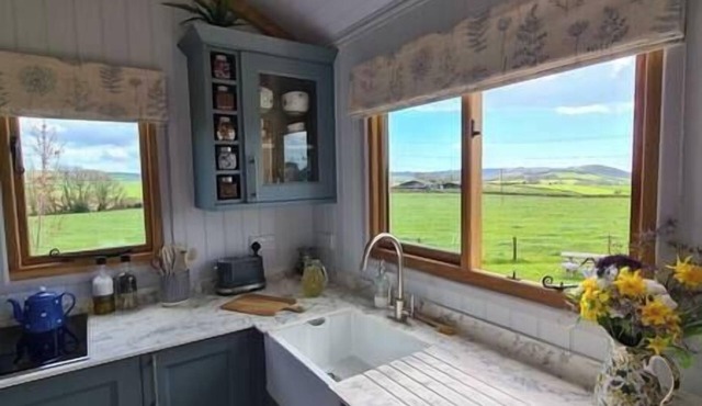 Comfortable, luxury shepherds hut with hot tub
