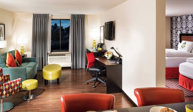 Comfortable Maestro Suite with Two Queen Beds Near Top Seattle Attractions