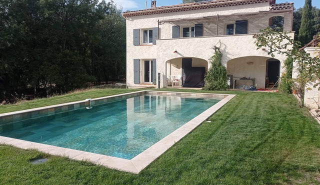 Comfortable mas provençal, splendid swimming pool, 5000m², air conditioning, quiet, south
