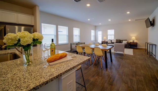 Comfortable Midterm 4BR in Manor Near Tesla & Samsung Furnished + Flexible Stays