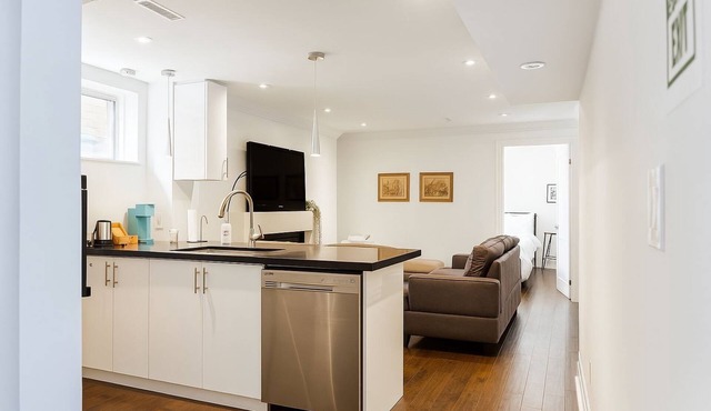 Comfortable Mississauga Stay, Private Entry, Laundry & Wi-Fi